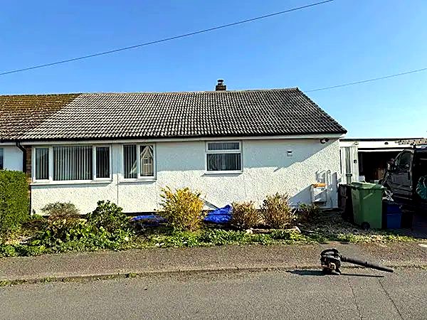 Bungalow with a freshly cleaned roof